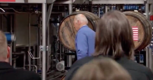 WHAT’S HE DOING? After Speech‚ Confused Joe Wanders Off Then Sticks His Head Against a Barrel