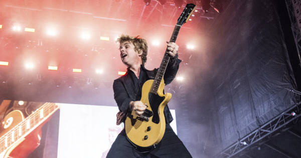 AMERICAN IDIOT&colon; Green Day Singer Trashes Republicans During Horrible NYE Performance