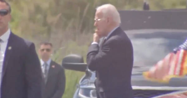 SLOW JOE! Senile Biden Shuffles, Freezes for No Reason While Boarding Marine One